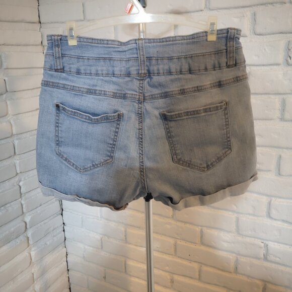2/$20.00 Mix & Match - Eighty Two Ardene Shortie Ladies Size 9 Light Wash Shorts - Picture 2 of 9